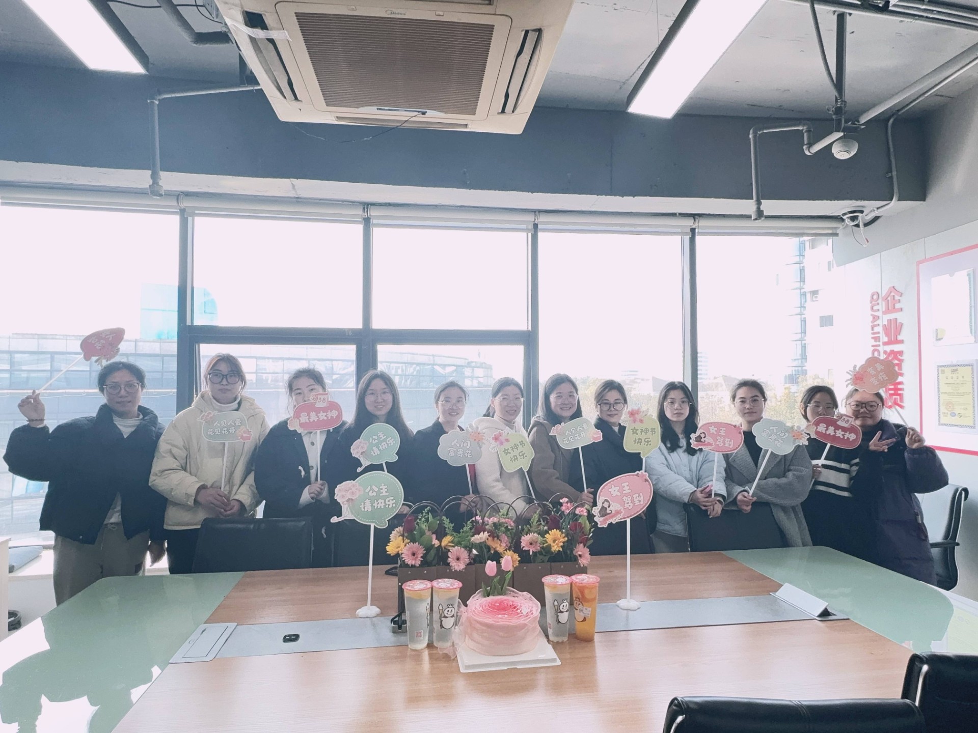 做自己的璀璨女王，绽放无限快乐