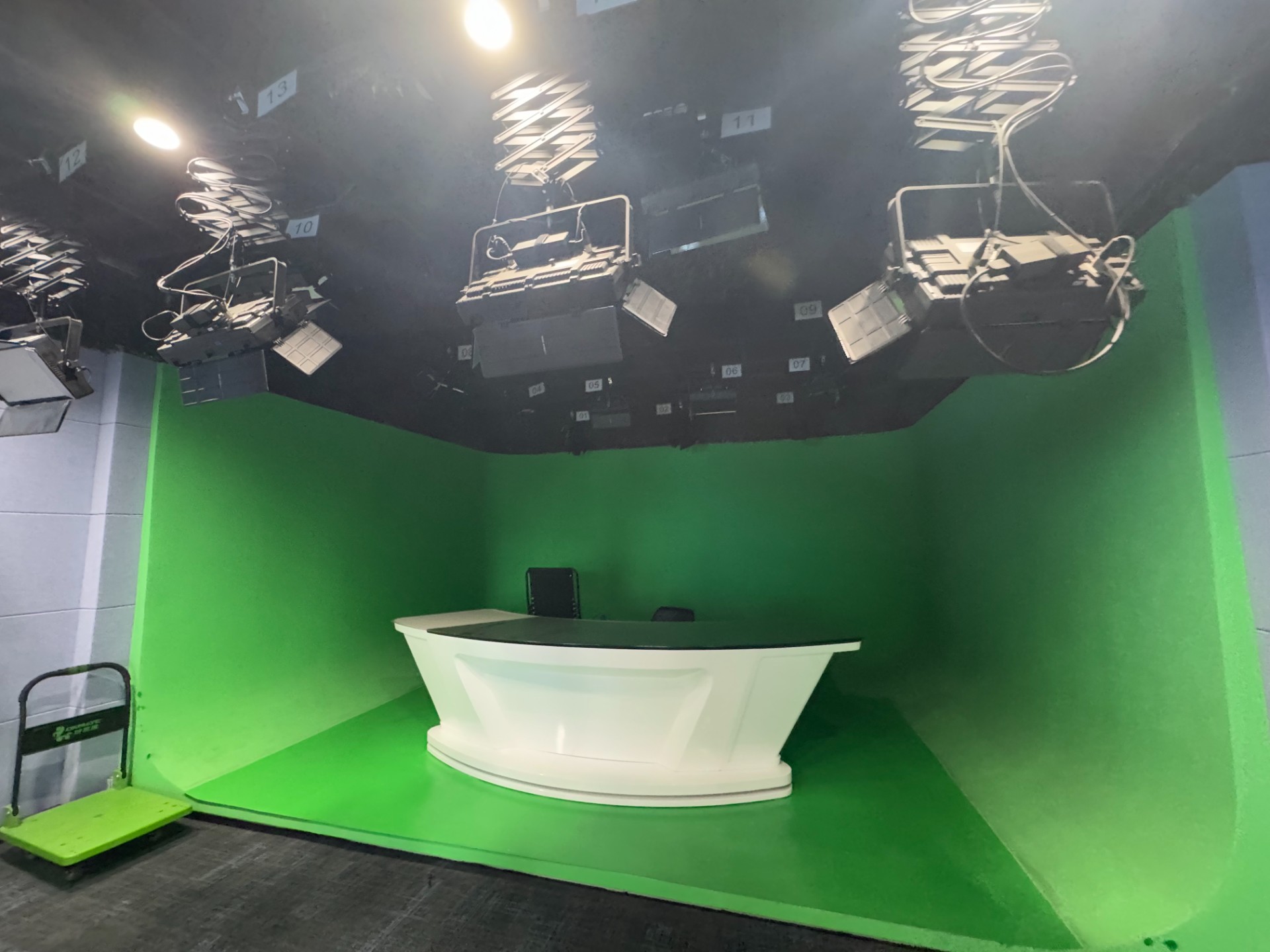 哈曼数智：铸就滨江区融媒体中心卓越演播厅的领航灯塔