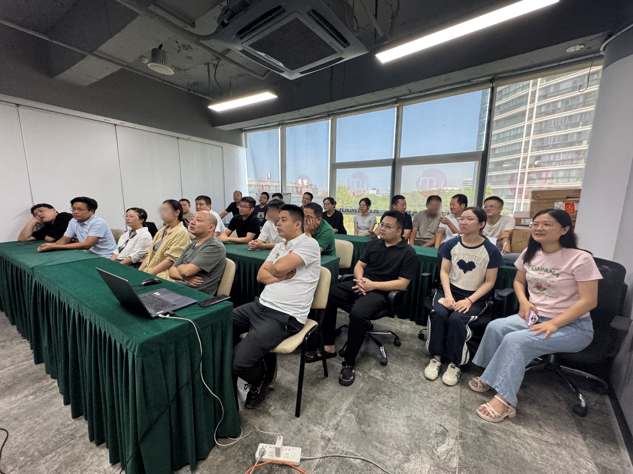 铭记历史，砥砺前行 —— 哈曼数智集体观看抗战80周年阅兵式